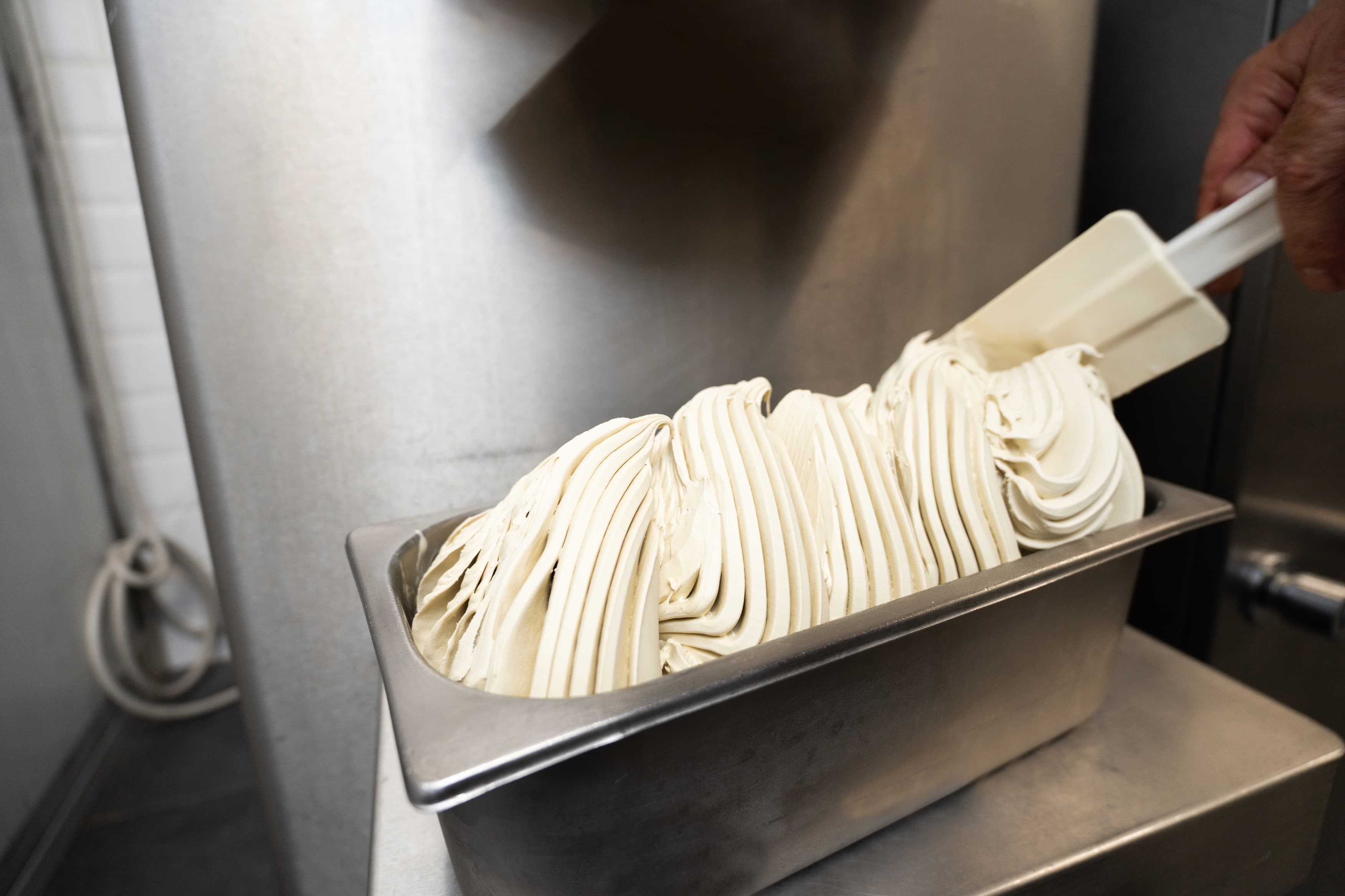 Gelato appena mantecato nella vaschetta