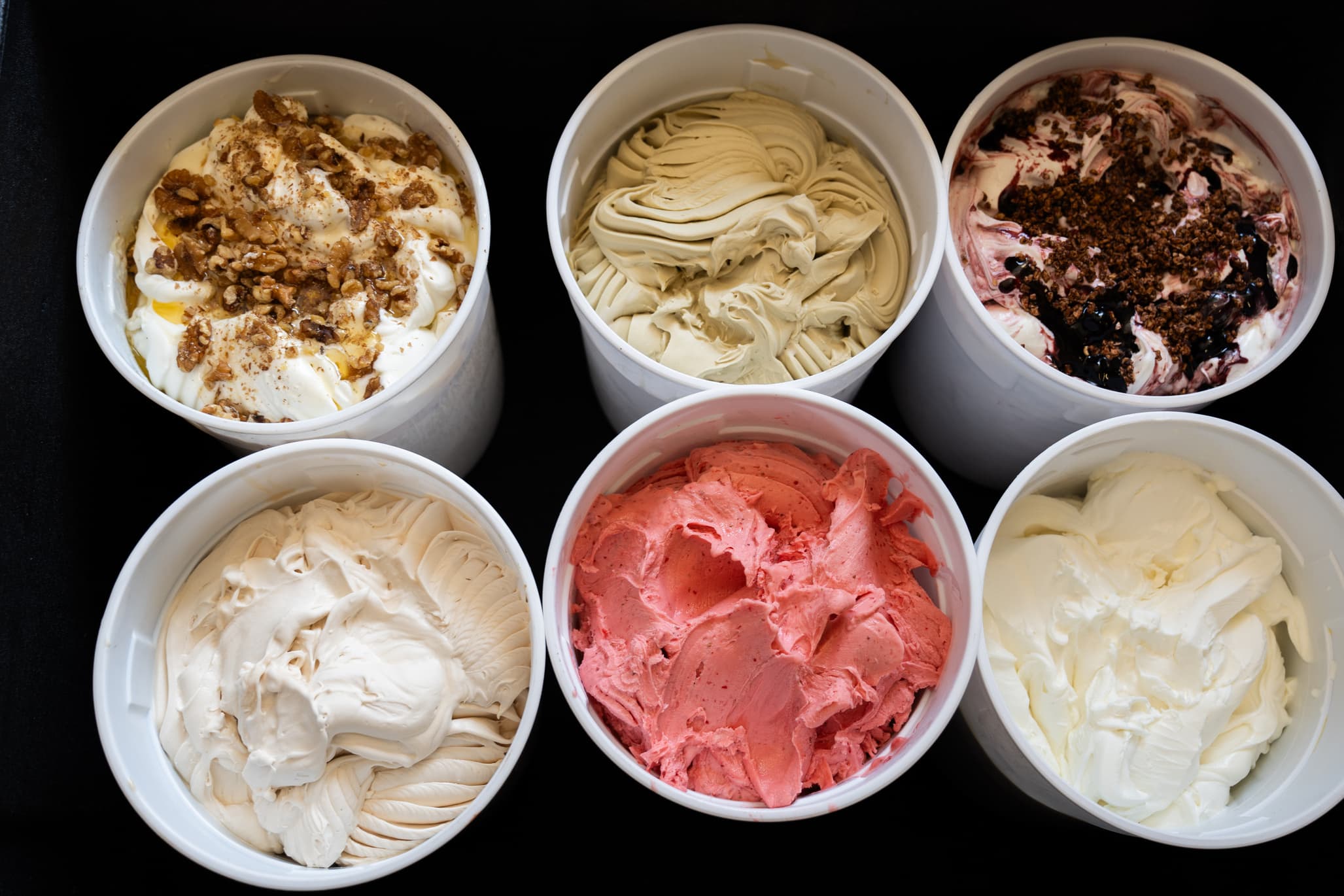 Vaschette di gelato di gusti diversi viste dall’alto