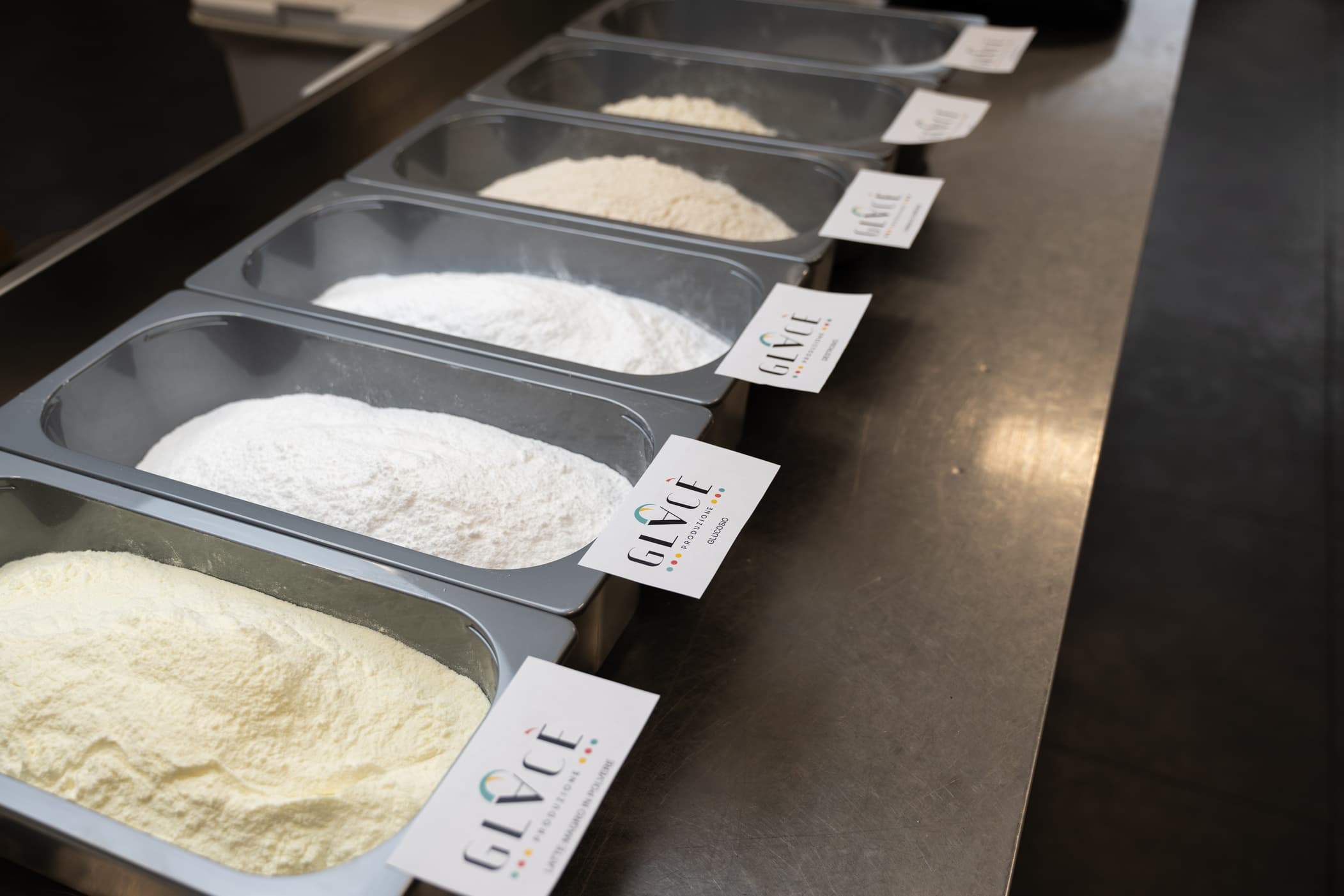 Vaschette di ingredienti con le etichette Glacè