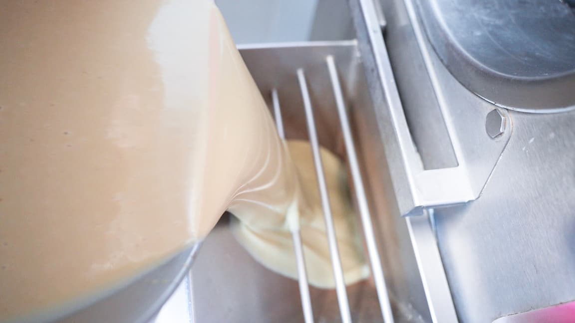 Miscela per gelato versata nel mantecatore