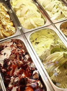 Vaschette di gelato esposte in un banco